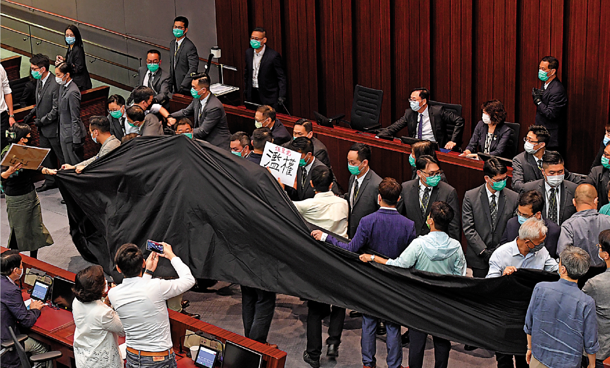 　　圖：反對派議員昨日拉起一幅巨型黑布，試圖以此遮掩他們的黑暴行徑