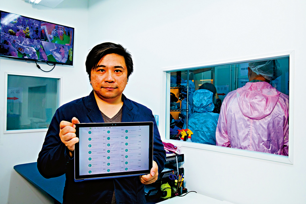 　　圖：楊嘉強與口罩生產商合作，配合雲端、物聯網等資訊科技，可24小時自動化監控廠房　　圖片由受訪者提供