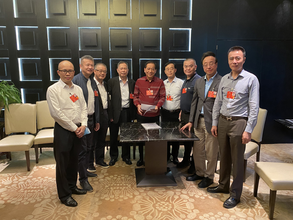 　　圖：港區全國政協委員抵達酒店，便相約一起研討提案