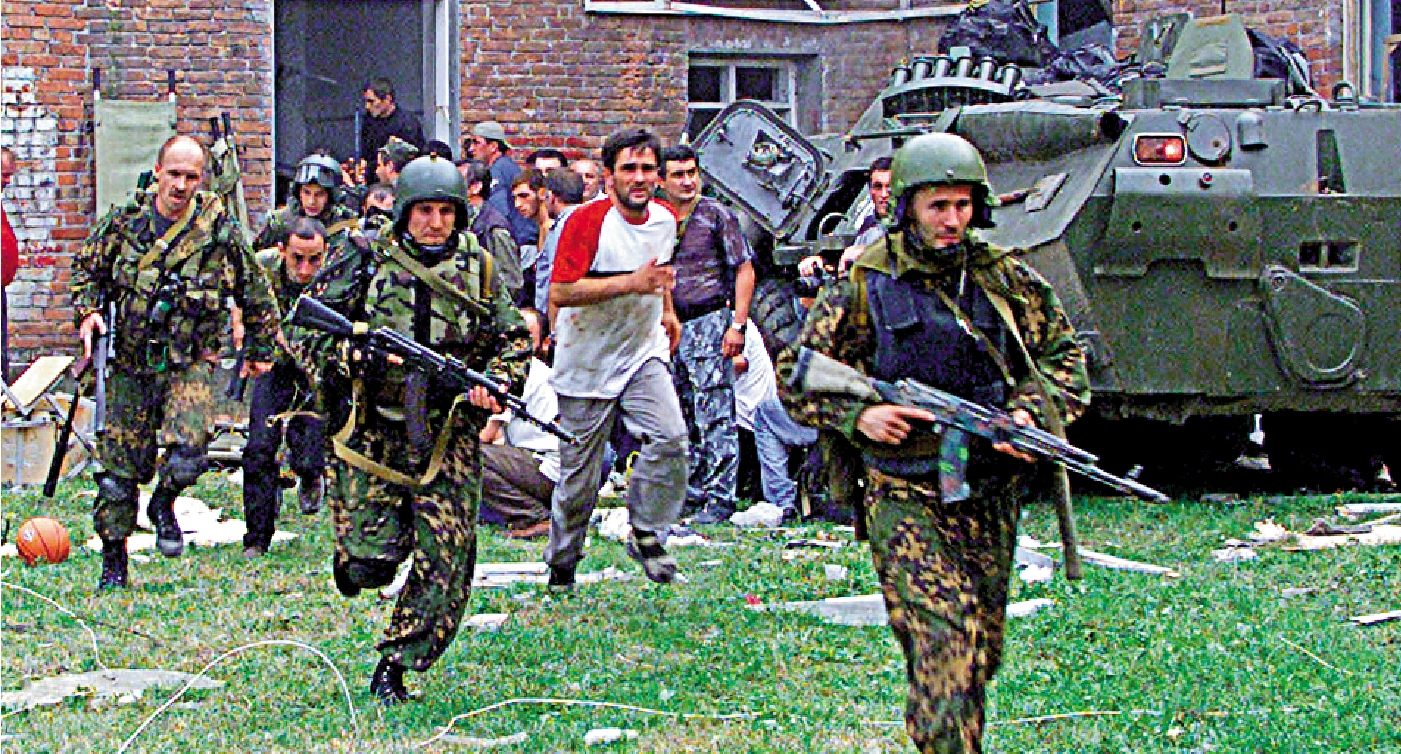 　　圖：2004年9月，俄羅斯北奧塞梯共和國別斯蘭一中學遭車臣恐怖分子襲擊，俄特種部隊衝進學校\路透社