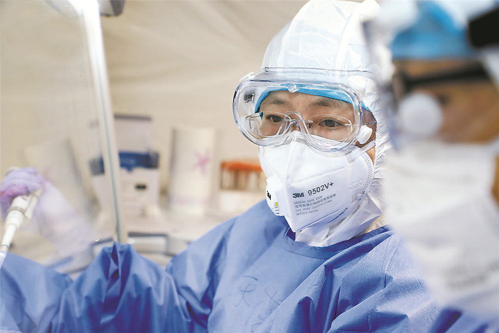 　　圖：全國政協委員、中國工程院院士、軍事醫學研究院研究員陳薇和她的團隊牽頭研發的重組新冠病毒（腺病毒載體）疫苗進入Ⅱ期臨床試驗。圖為陳薇院士團隊進行疫苗研究\網絡圖片