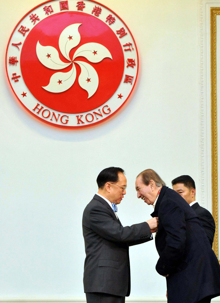 　　圖：何鴻燊在二○一○年獲頒發香港特別行政區大紫荊勳章