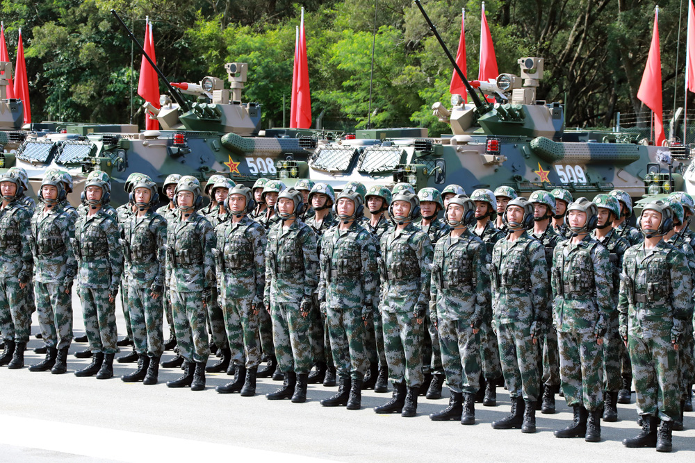 　　圖：二○一七年六月三十日，中共中央總書記、國家主席、中央軍委主席習近平在香港石崗軍營視察並檢閱中國人民解放軍駐香港部隊。這是裝甲兵方隊接受檢閱\資料圖片