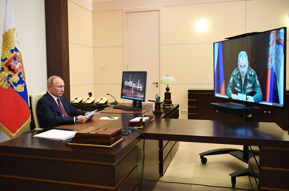 　　圖：俄羅斯總統普京26日在新奧加廖沃總統官邸與國防部長紹伊古進行視頻會議\法新社