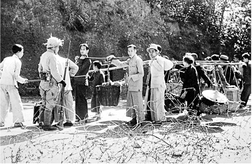 　　圖：香港淪陷期間，居民須將港幣賤價兌成軍票，外出要接受日軍盤查，不從命者隨時被打被殺