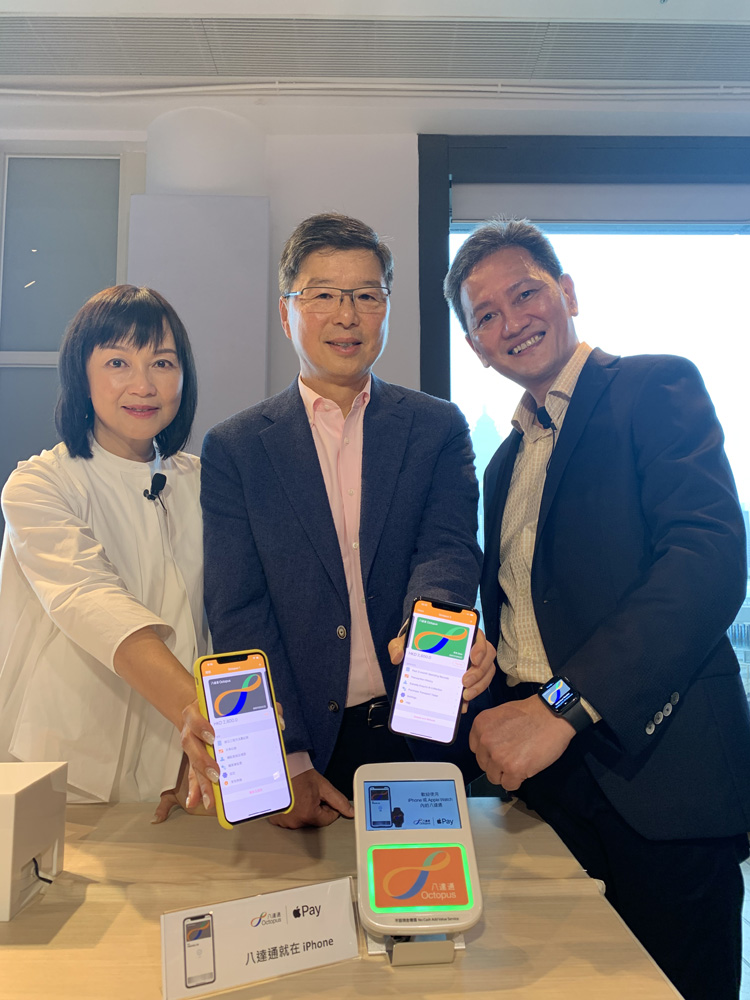 　　圖：八達通營業及市務總監李玉兒（左）、行政總裁張耀堂（中）、技術總監甘志深（右）\大公報記者李潔儀攝