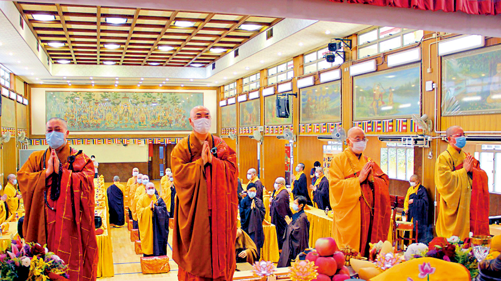 　　圖：香港佛教聯合會會長寬運大和尚、香港佛教僧伽聯合會會長紹根長老、香港佛教聯合會執行副會長道平大和尚和寶蓮禪寺方丈淨因大和尚主持法會