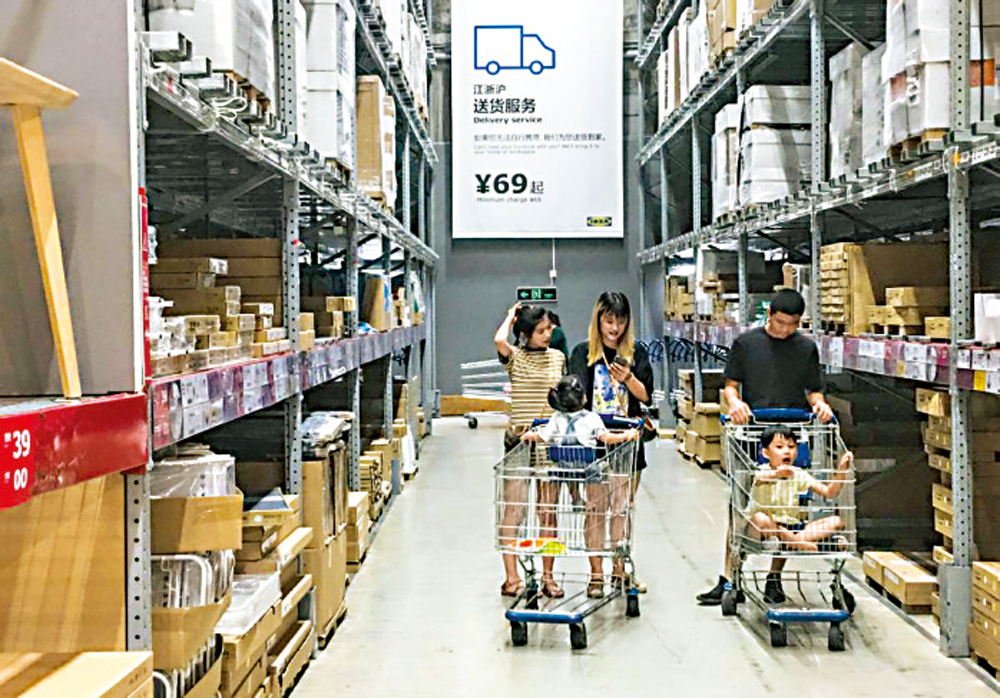 　　圖：消費者在逛上海宜家\網絡圖片