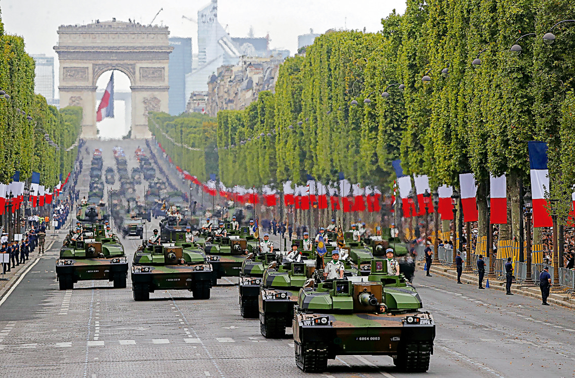 　　圖：去年7月14日法國國慶日，巴黎香榭麗舍大街閱兵式現場\美聯社