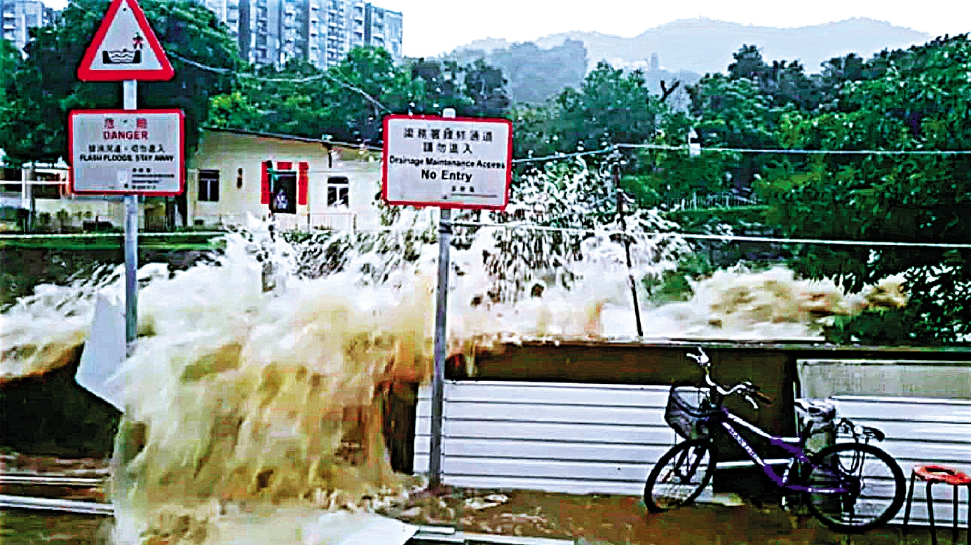 　　圖：大埔碗窰河水氾濫，洪水不斷拍打及沖上河邊圍欄\網上圖片