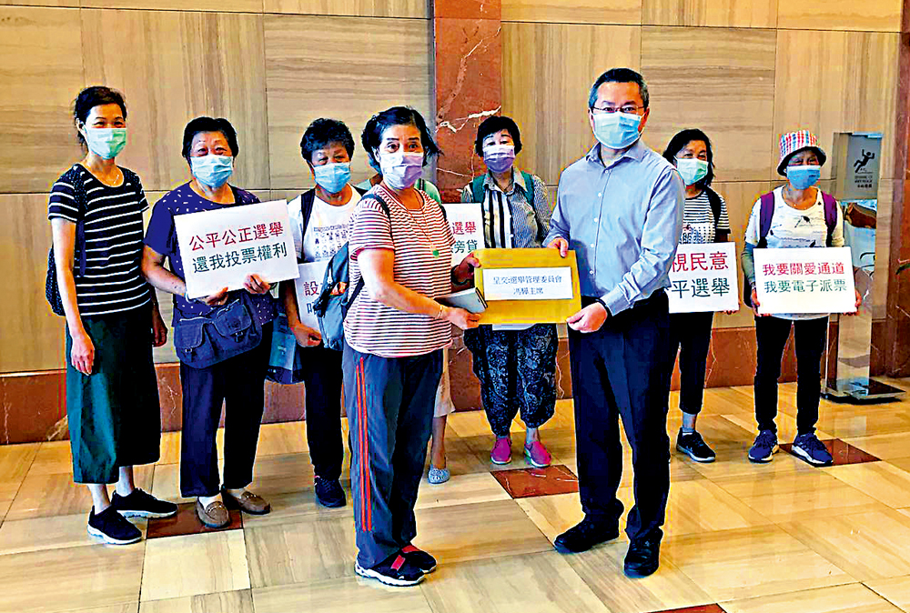 　　圖：有團體手持「公平公正選擇，還我投票權利」標語，到選管會遞交請願信