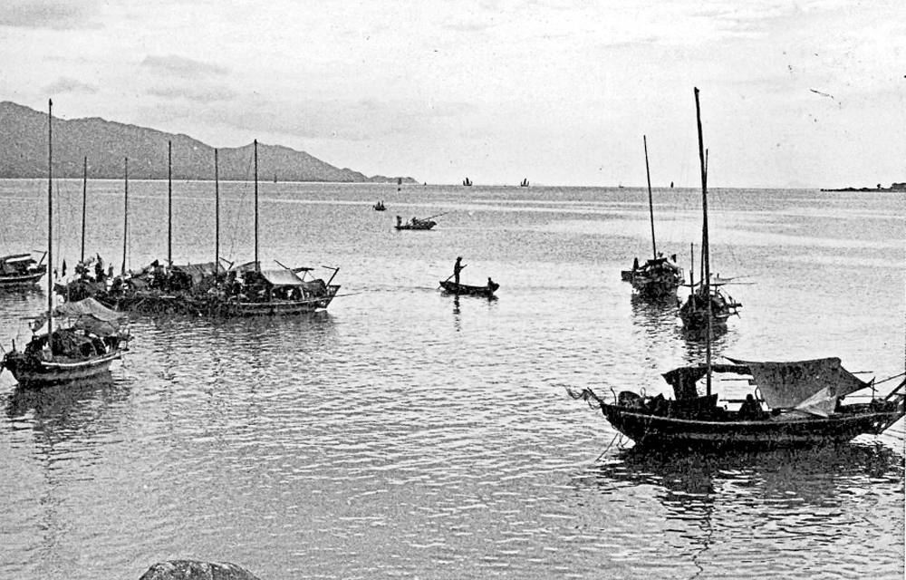 　　圖：1950年代的屯門青山灣 （香港大學圖書館圖片）