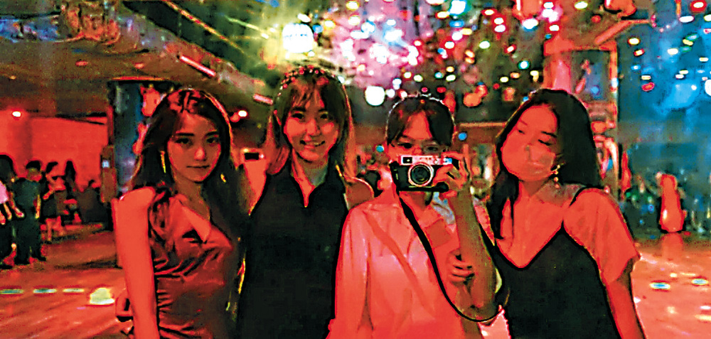 　　圖：喜歡復古文化的年輕人在深圳華星歌舞廳拍照\網絡圖片