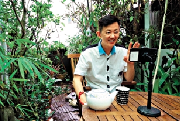 　　圖：年近60的項明生，因疫情關係，反而學識了電子直播及剪片等技術　　 