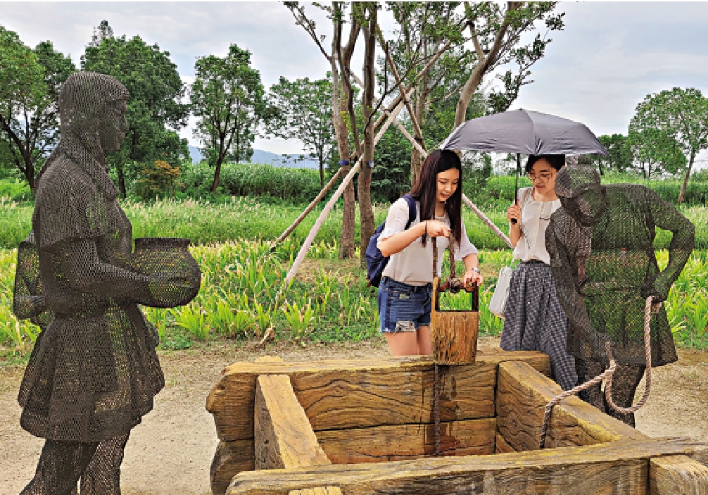 　　圖：五千年前的良渚古城是一座與水共存的史前城市。圖為遊客體驗從罕見的木製水井中打水\大公報記者黃寶儀攝