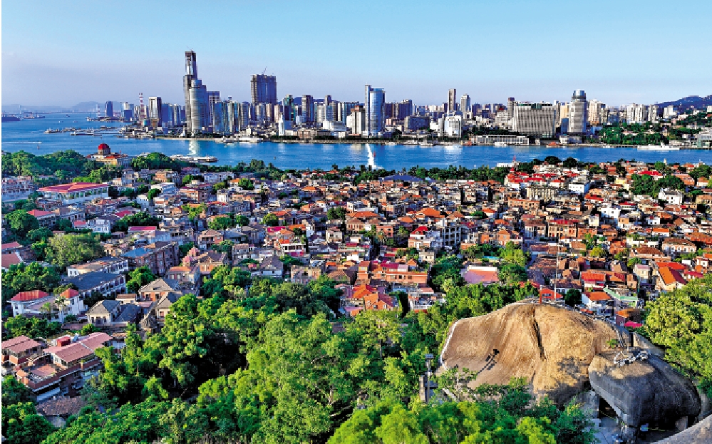 　　圖：廈門始終秉持「先行先試、敢為天下先」的精神，在經濟、社會、生態等多個領域攻堅突破，成為改革開放和現代化建設的窗口。圖為從鼓浪嶼遠望廈門島\資料圖片