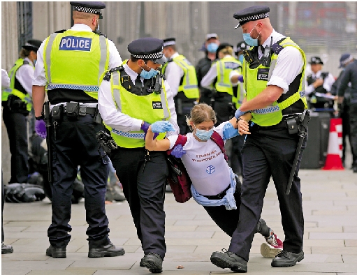 　　圖：倫敦警方3日帶走一名「反抗滅絕」示威者/美聯社