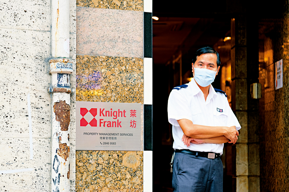 　　圖：物管公司直接聘用的保安人員會計入保就業計劃「回水」的「人頭」之內，但若是外判保安公司聘用，小業主未必能獲得「回水」