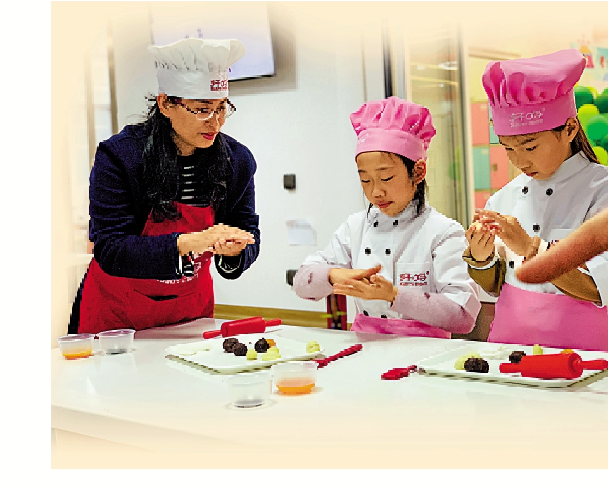 　　圖：軒媽蛋黃酥創始人廖晉平在體驗館和小朋友們體驗親手製作蛋黃酥\受訪者供圖