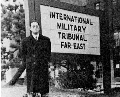 　　圖：東京審判親歷者高文彬站在遠東國際軍事法庭門口的木牌前\網絡圖片
