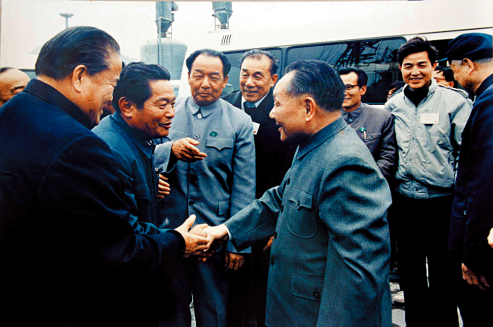 　　圖：1984年，鄧小平在蛇口工業區視察，聽取主要負責人匯報工作。左四為袁庚，右二為喬勝利\受訪者供圖
