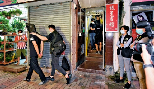 　　圖：警方犁庭掃穴，在深水埗搗破黑幫武器庫，檢獲懷疑氣槍及大量武器，拘捕六男女