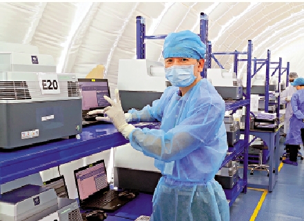 　　圖：內地核酸檢測支援隊（廣東組）隊員羅北京在實驗室工作/受訪者供圖