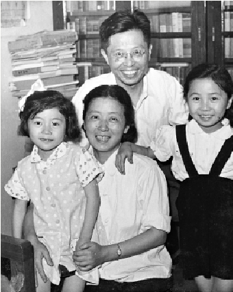 　　圖：萬方（右一）和妹妹與父母合影