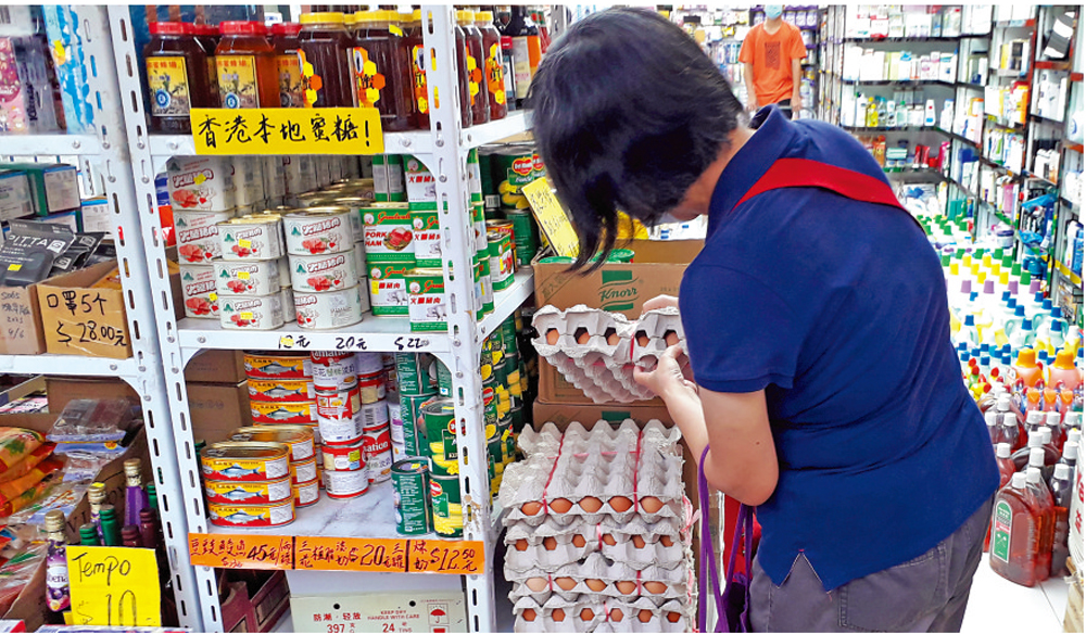 　　圖：佐敦有藥房現時兼賣雞蛋及罐頭等，猶如小型超市\大公報記者方學明攝