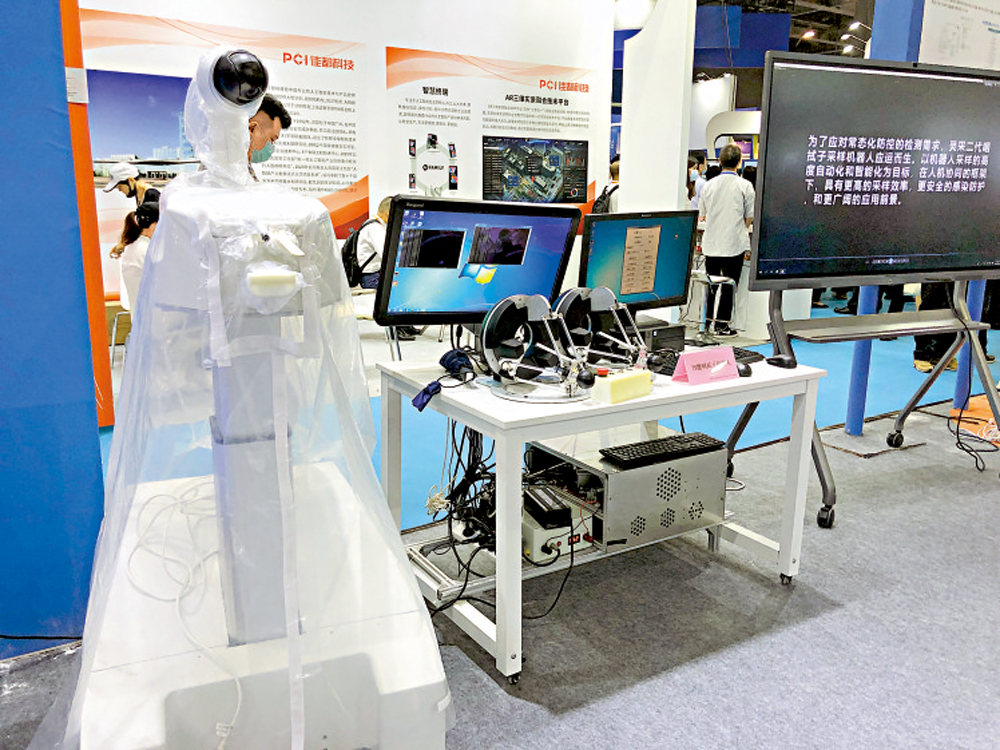 　　圖：人工智能咽拭子機器人\大公報記者方俊明攝