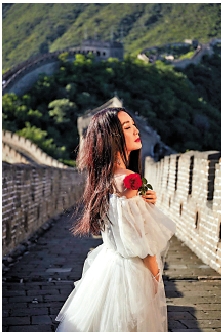 　　圖：溫碧霞在長城拍寫真