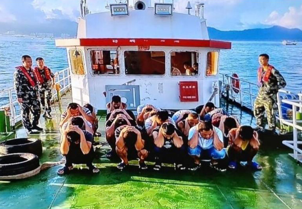 　　圖：12名棄保擬坐船潛逃台灣的亂港分子在廣東水域被捕，圖為廣東海警人員早前截獲非法越境的快艇及偷渡客