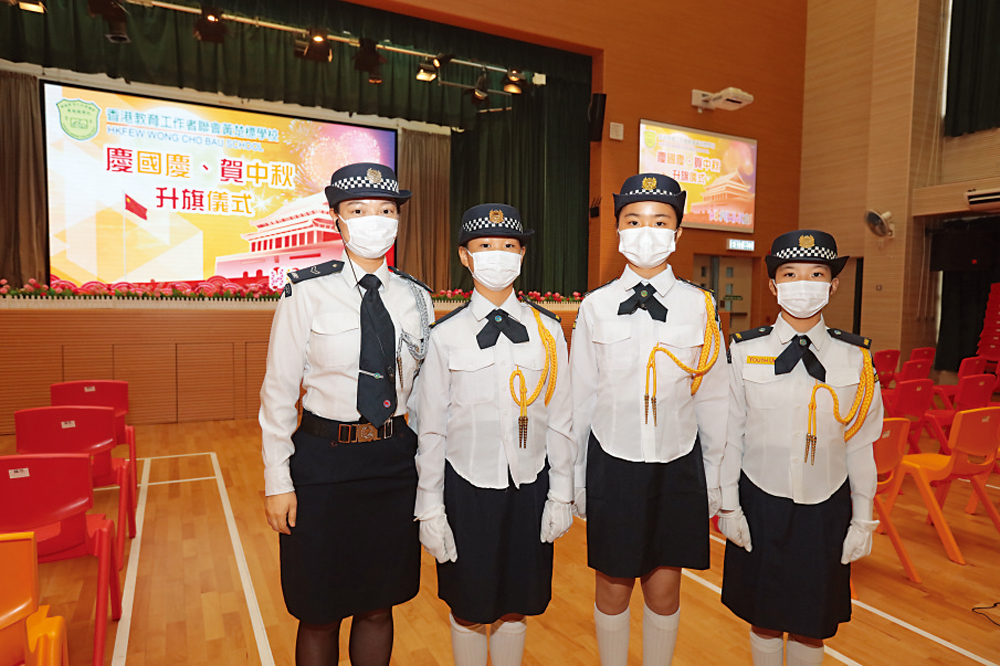 　　圖：教聯會黃楚標學校升旗隊成員，左起為邱瑞虹老師、梁同學、周同學及王同學\大公報記者蕭霖攝