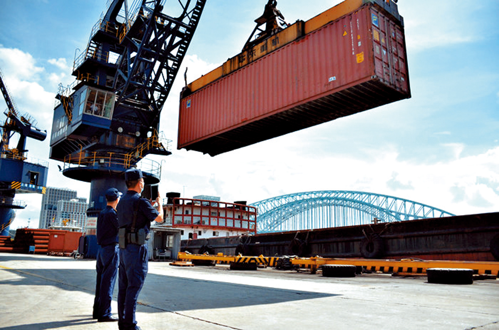 　　圖：關員對即將運往廣州南沙港的貨物進行現場監管\網絡圖片