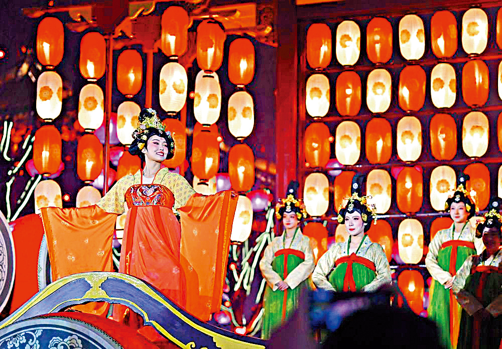 　　圖：西安大唐不夜城正在表演的唐裝女孩\受訪者供圖