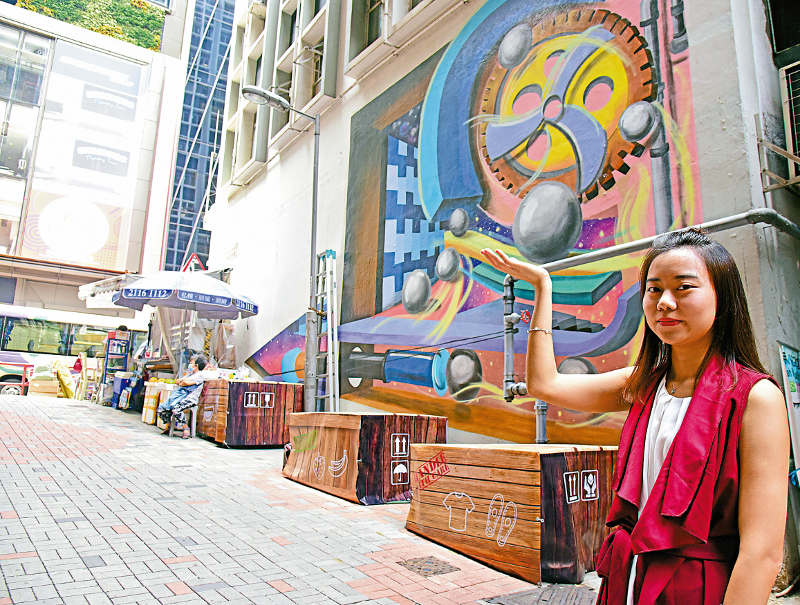 　　圖：青年藝術家王麗童為機利文新街華源大廈外牆創作壁畫「懷舊彈珠台」，寄語港人像轉動中的齒輪和彈珠一樣向前走
