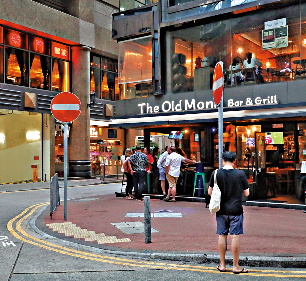 　　圖：有確診者曾光顧的尖沙咀利就商業大廈酒吧China Secret附近，多家酒吧未受影響仍正常營業