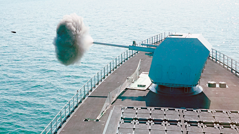 　　圖：南昌艦的130毫米艦炮能發射智能化炮彈。圖為南昌艦主炮射擊\資料圖片