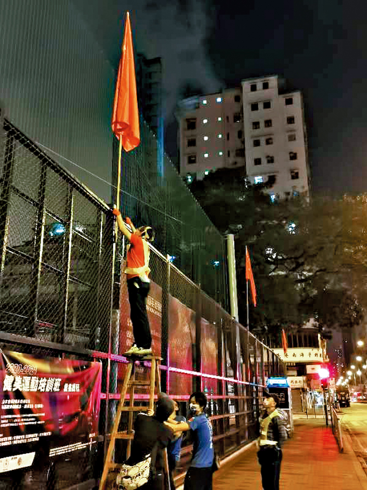 　　圖：洪先生自發準備了近300面國旗，與60多位朋友在國慶前兩日開始在多處街道升掛國旗