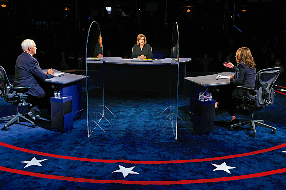 　　圖：彭斯和哈里斯的座位前安裝了隔離擋板\法新社