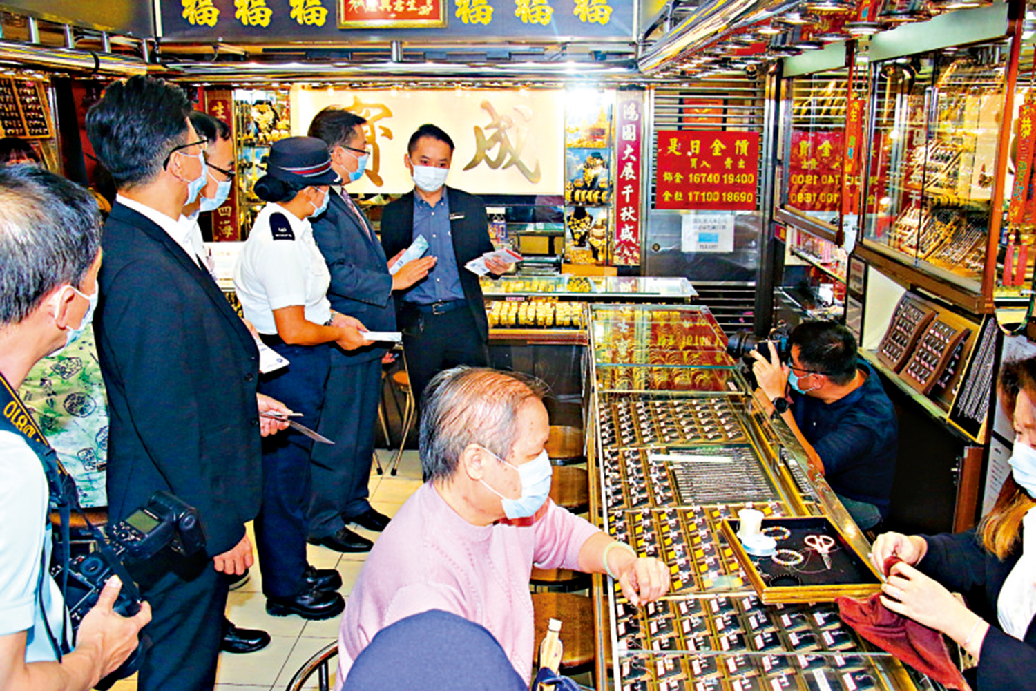 　　圖：警方日前舉行全港打擊金舖劫案宣傳日，並聯同元朗區滅罪委員會人員到元朗區向金舖派發宣傳單張\大公報突發組攝