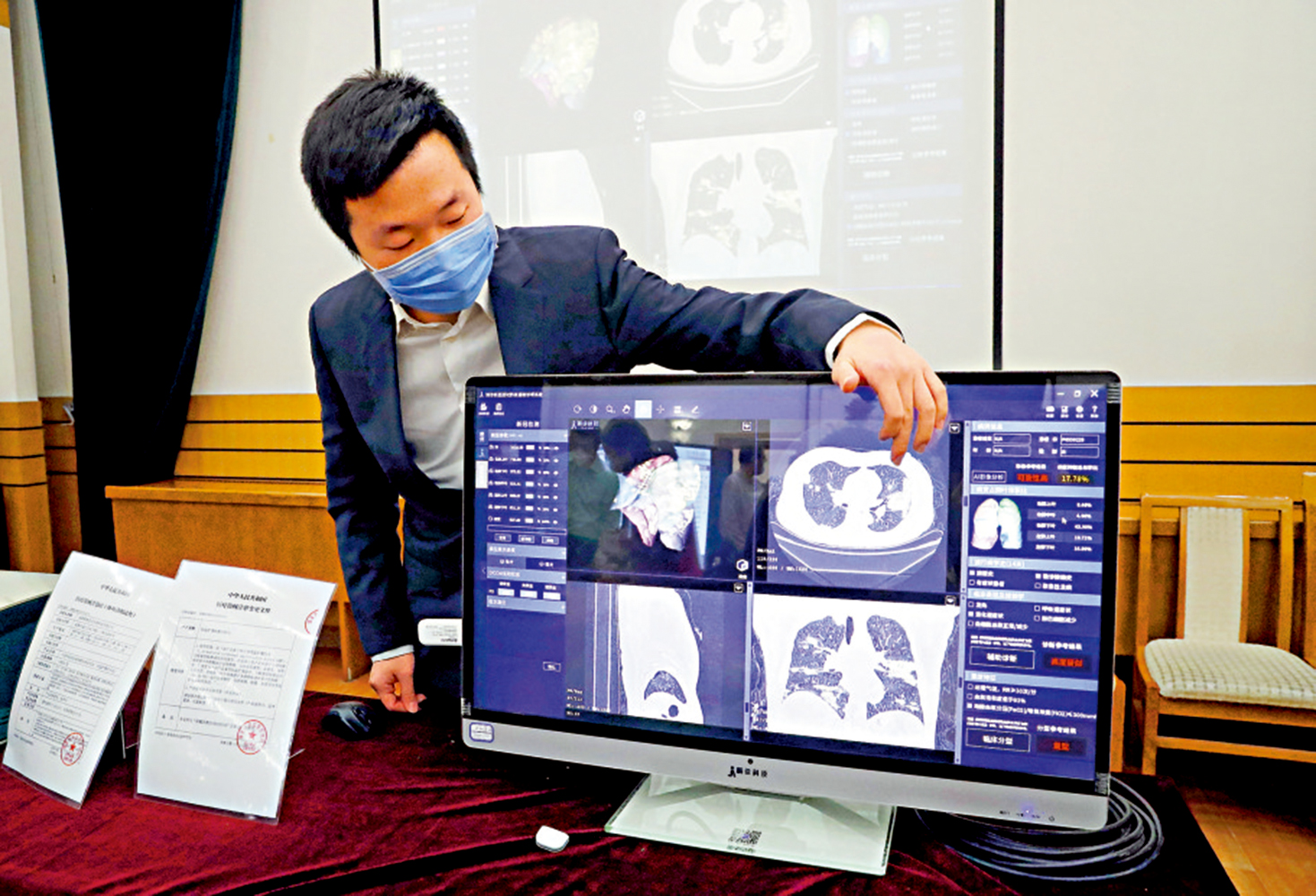 　　圖：清華大學精密儀器系博士生王博介紹「基於影像與臨床信息的新型冠狀病毒AI定量輔助診斷系統」\資料圖片