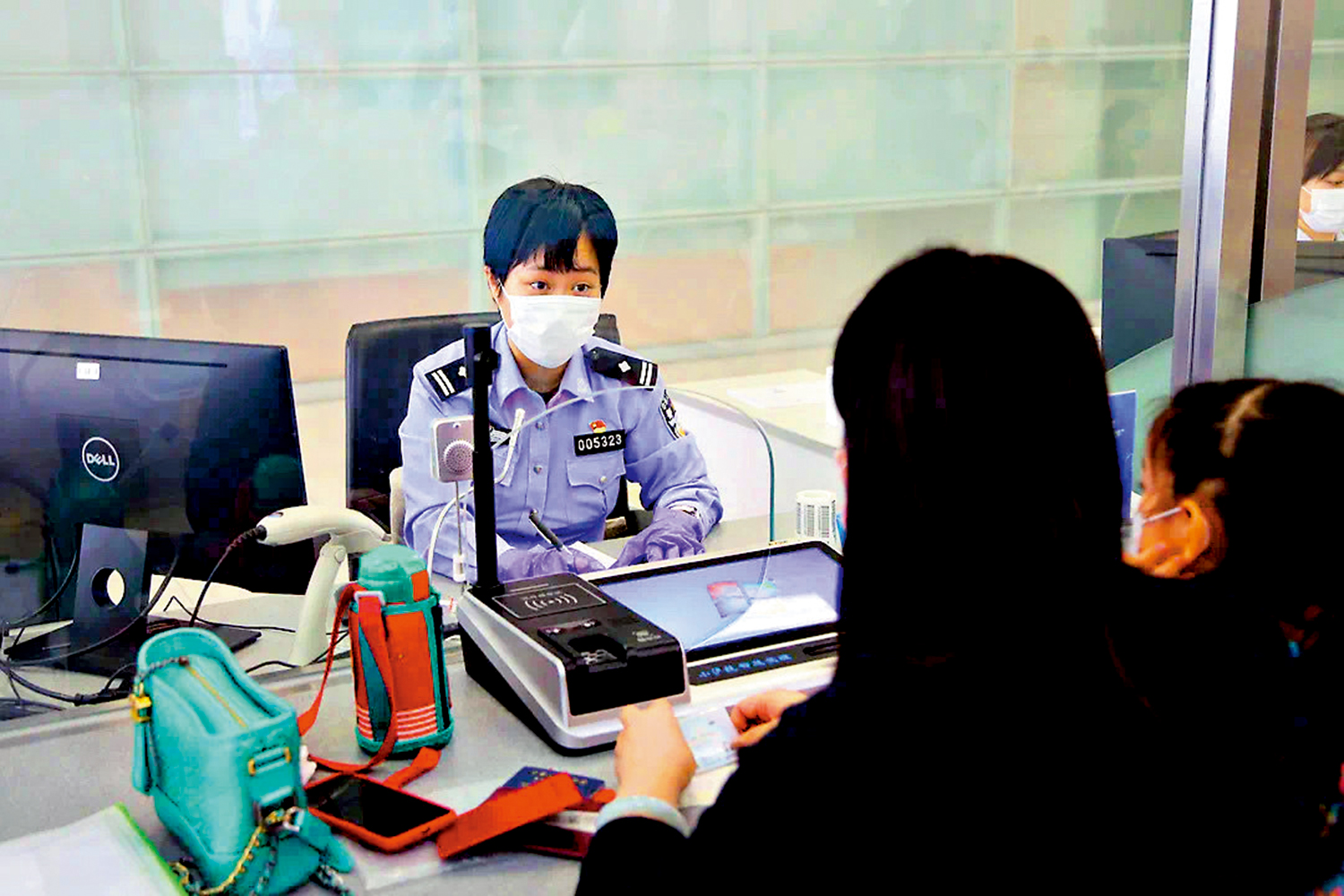 　　圖：10日，港澳居民在上海市出入境管理局辦證大廳，辦理回鄉證換發補發業務\網絡圖片