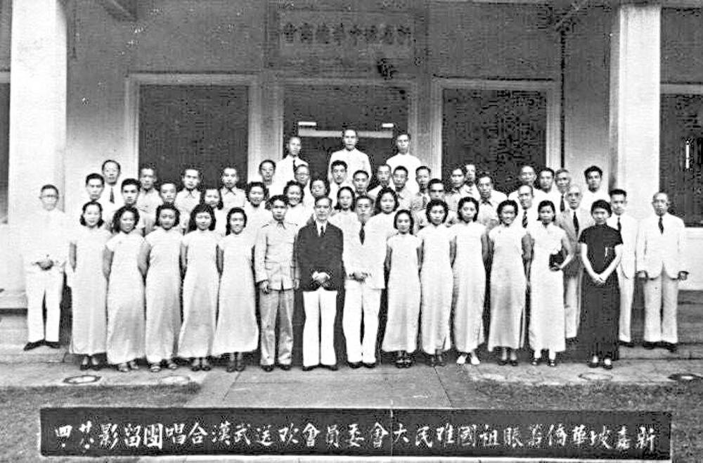 　　圖：當年「武漢合唱團」在新加坡演出留影\作者供圖