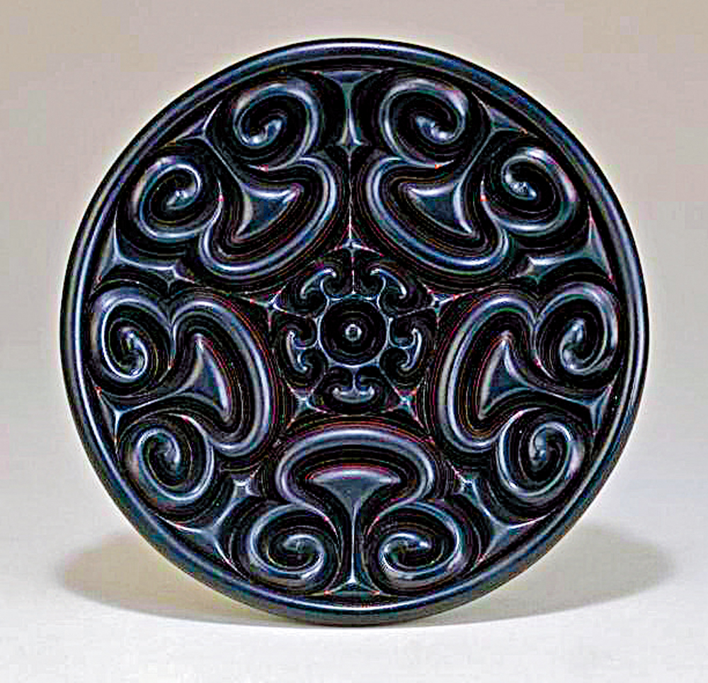 　　圖：「漆器之寶」元代「張成造」雕漆雲紋盤