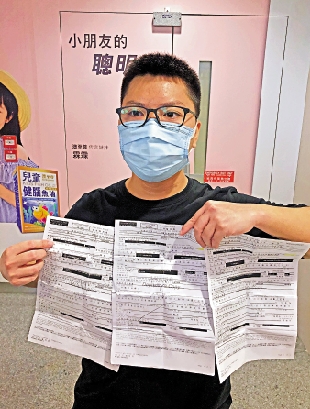 　　圖：人稱「第二代美國隊長」的馬俊文不知悔改，早前在一商場展示被警方三次拘捕的文件\大公報突發組攝