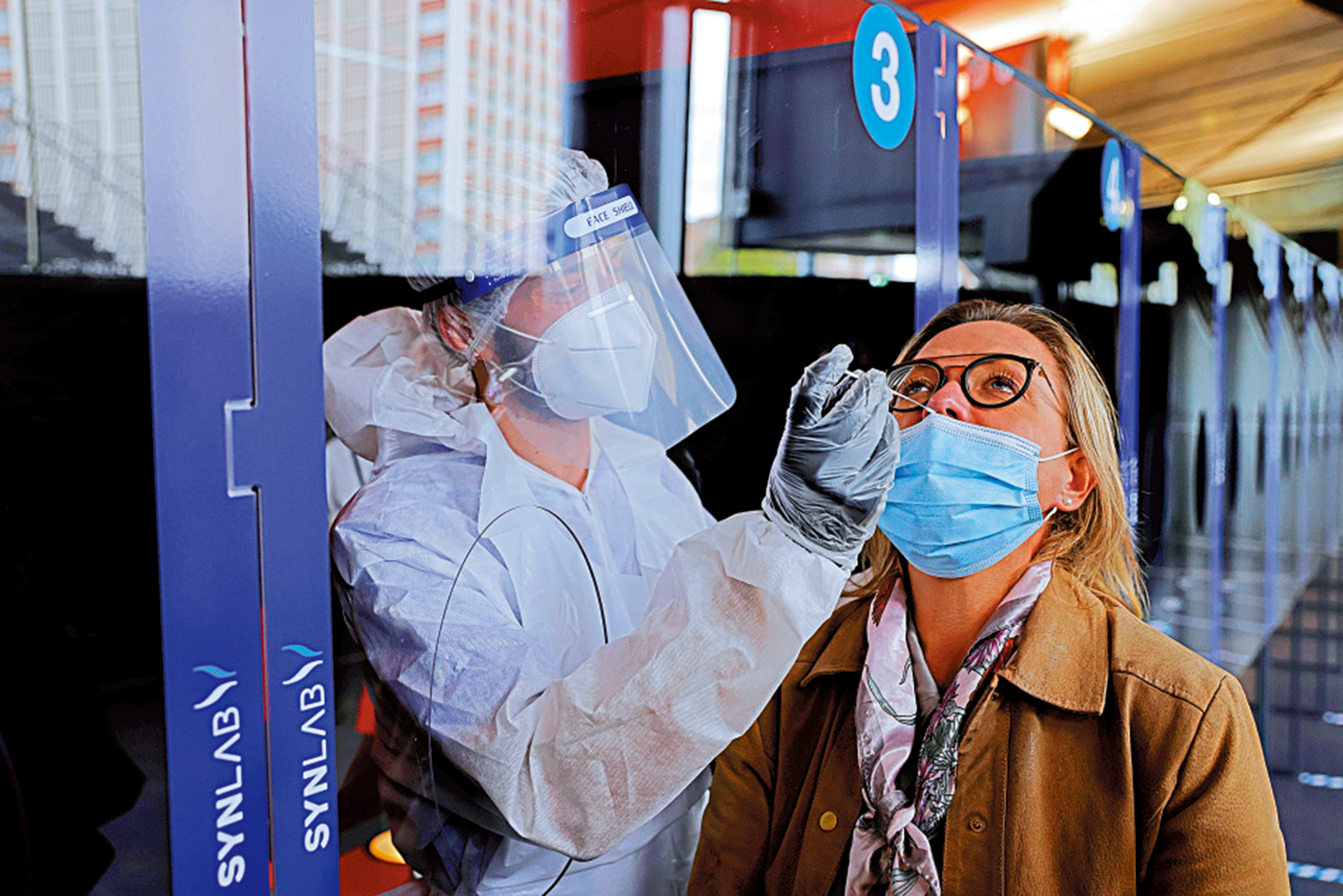 　　圖：法國里爾民眾15日接受新冠檢測\路透社