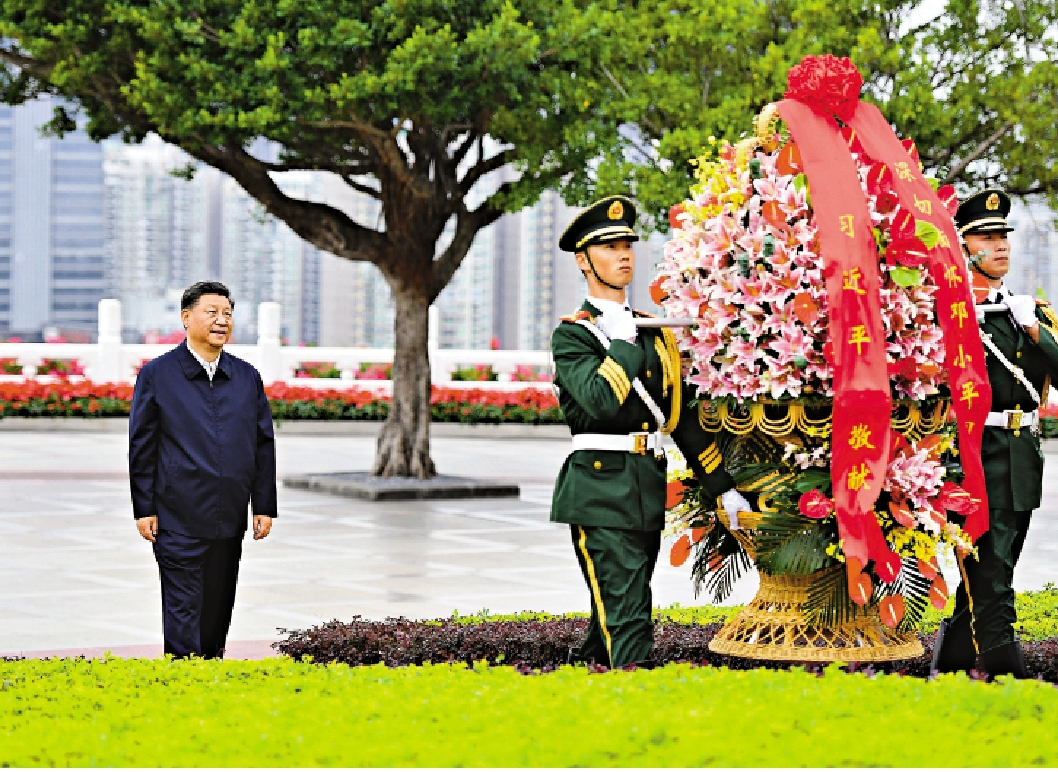 　　圖：10月14日下午，中共中央總書記、國家主席、中央軍委主席習近平來到蓮花山公園，向鄧小平銅像敬獻花籃 新華社