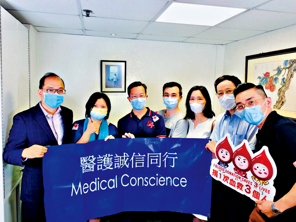 　　圖：左起：李卓廣、林潔瑩、林哲玄、梁漢邦、王予婷、林子雲、符迪積極響應紅十字會的捐血呼籲