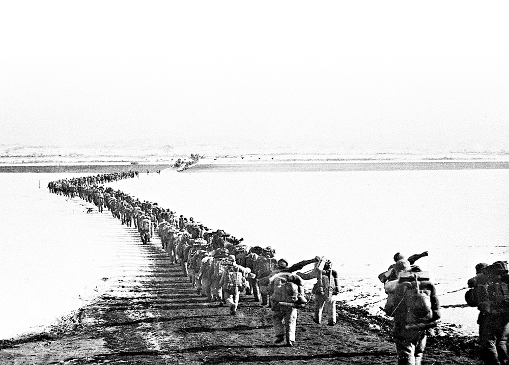 　　圖：1950年10月19日，中國人民志願軍跨過鴨綠江，奔赴朝鮮前線，拉開了抗美援朝戰爭序幕